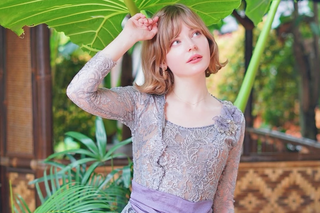 Ella Freya Kenakan Kebaya, Cicipi Sate hingga Nasi Padang